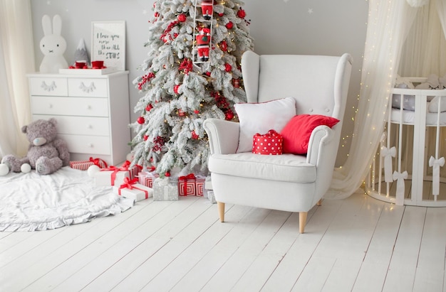 Interior con cuna de sillón de árbol de Navidad