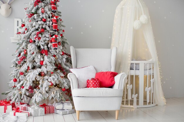 Interior con cuna de sillón de árbol de Navidad