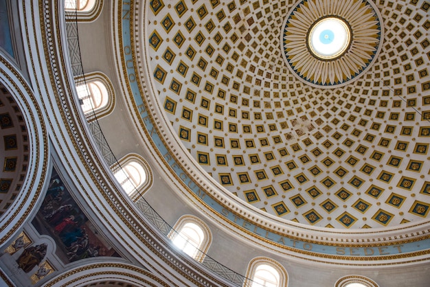 El interior de la cúpula de la rotonda de Mosta Malta