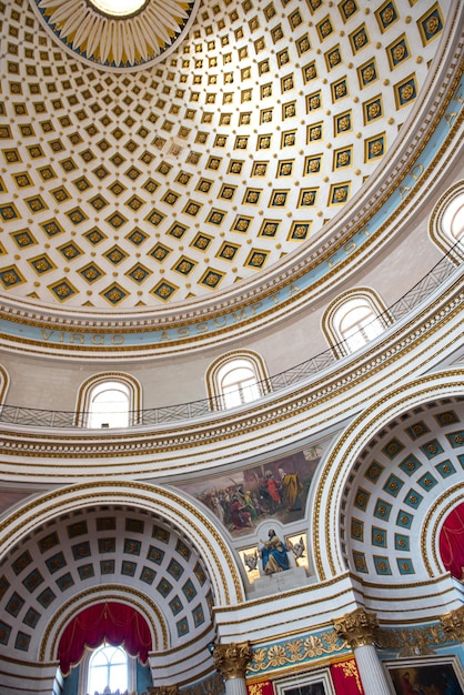 El interior de la cúpula de la rotonda de Mosta Malta