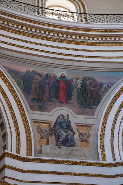 Foto el interior de la cúpula de la rotonda de mosta malta