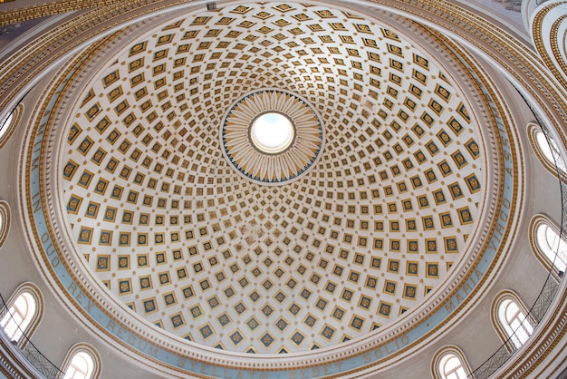 Foto el interior de la cúpula de la rotonda de mosta malta