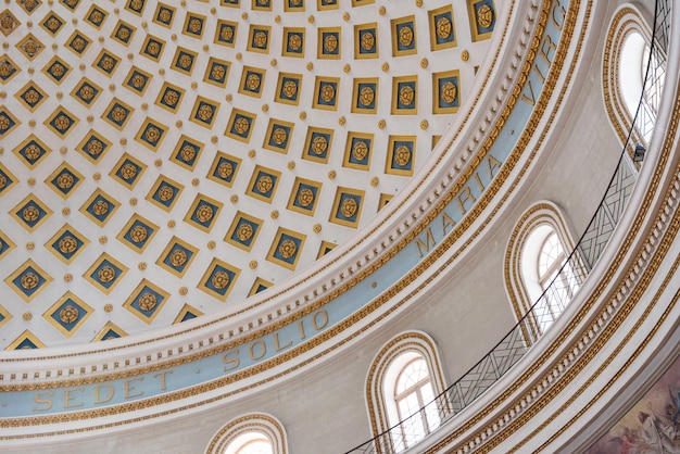 El interior de la cúpula de la rotonda de Mosta Malta