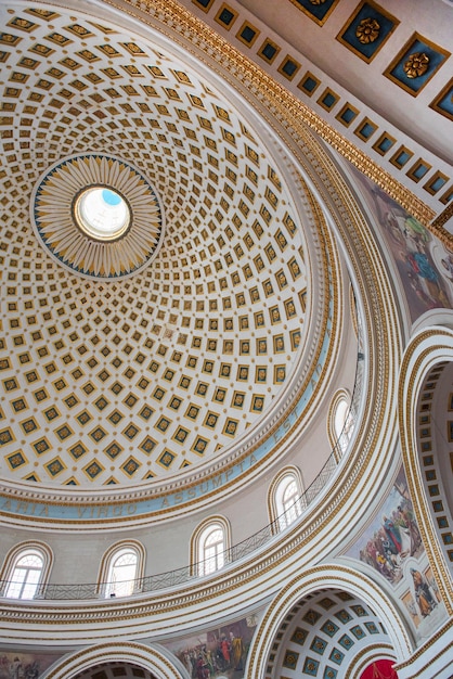 El interior de la cúpula de la rotonda de Mosta Malta