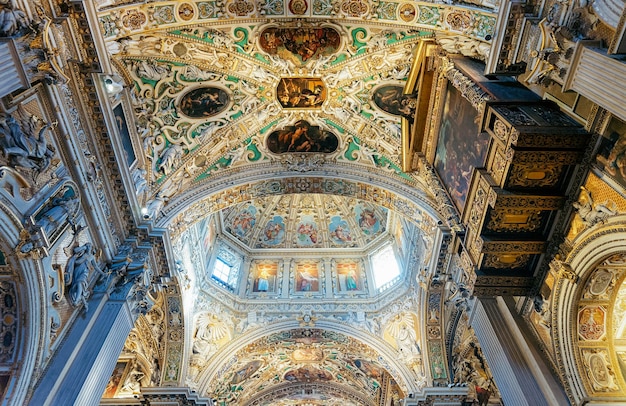 Interior da basílica de santa maria maggiore em citta alta em bergamo, na lombardia, na itália. esta cidade velha é chamada de cidade alta.