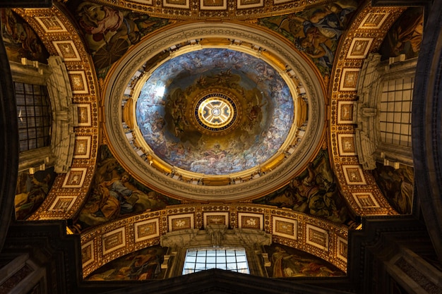 Interior da Basílica de São Pedro, no Vaticano