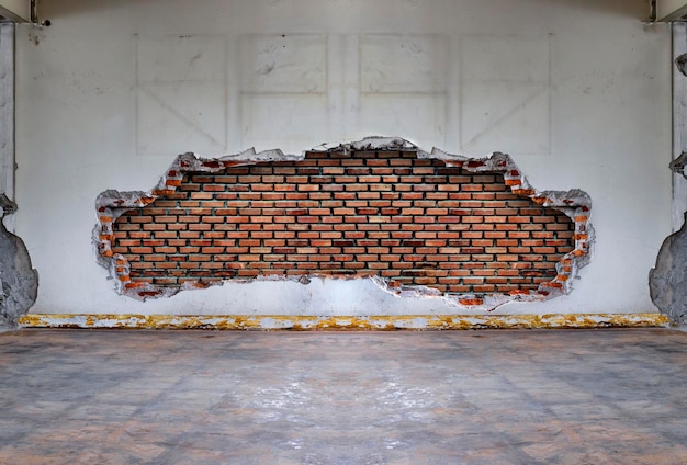 Interior da casa abandonada e arruinada com parede quebrada