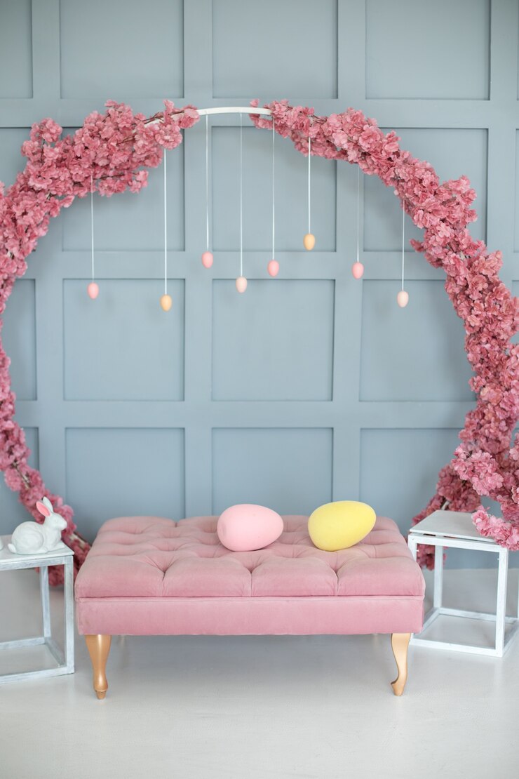 Foto interior da casa com sofá rosa coroa de sakura grande na parede decoração de páscoa da sala de estar