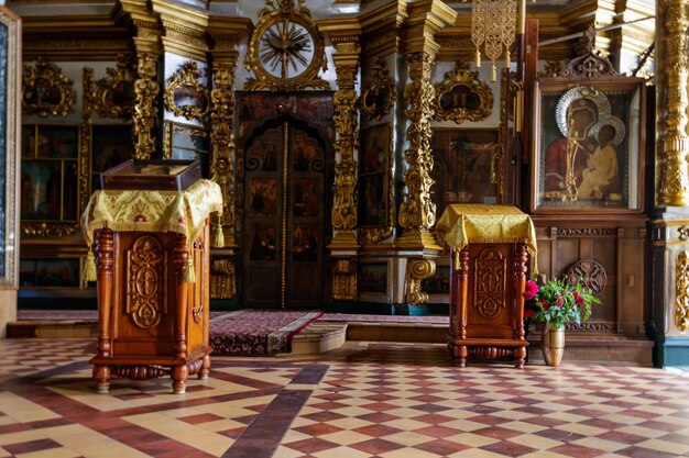 Interior da catedral da anunciação da bem-aventurada virgem maria no mosteiro da anunciação em murom rússia