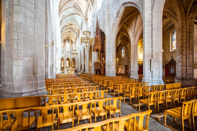 Interior da catedral de Saint Flour na região de Cantal, na França