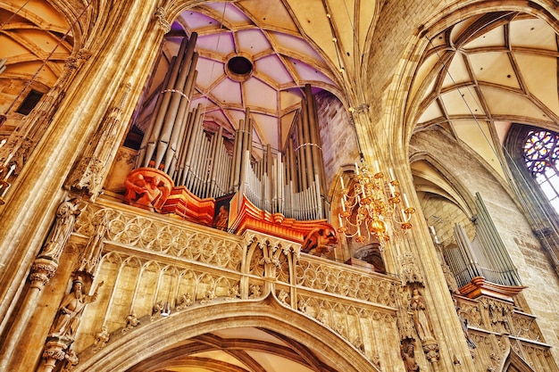 Interior da Catedral de Santo Estêvão (Stephansdom), a igreja mãe da Arquidiocese Católica Romana de Viena