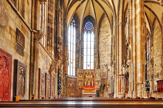 Interior da Catedral de Santo Estêvão (Stephansdom), a igreja mãe da Arquidiocese Católica Romana de Viena