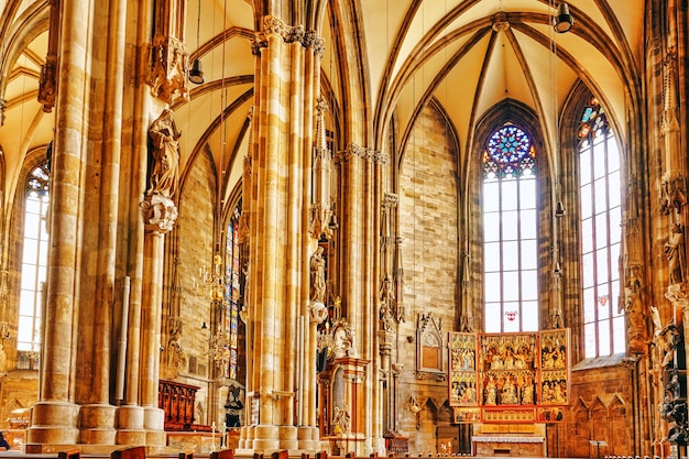 Interior da Catedral de Santo Estêvão (Stephansdom), a igreja mãe da Arquidiocese Católica Romana de Viena