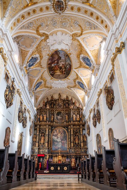 Interior da Catedral de São João Batista na cidade Trnava Eslováquia