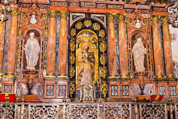 Interior da catedral de sevilha, andaluzia, espanha