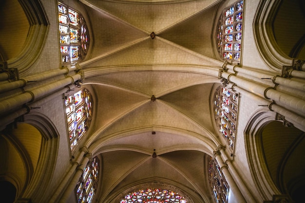 Interior da catedral, estilo gótico, igreja espanhola