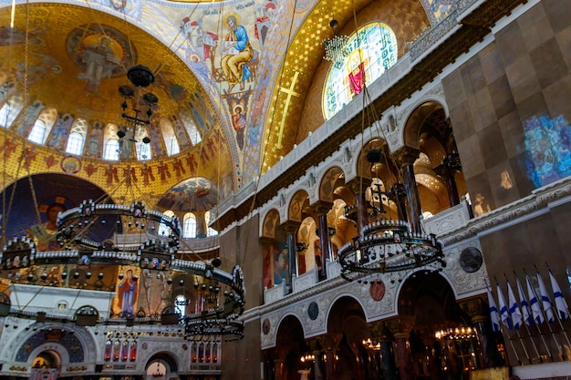 Interior da catedral naval ortodoxa de são nicolau em kronstadt rússia