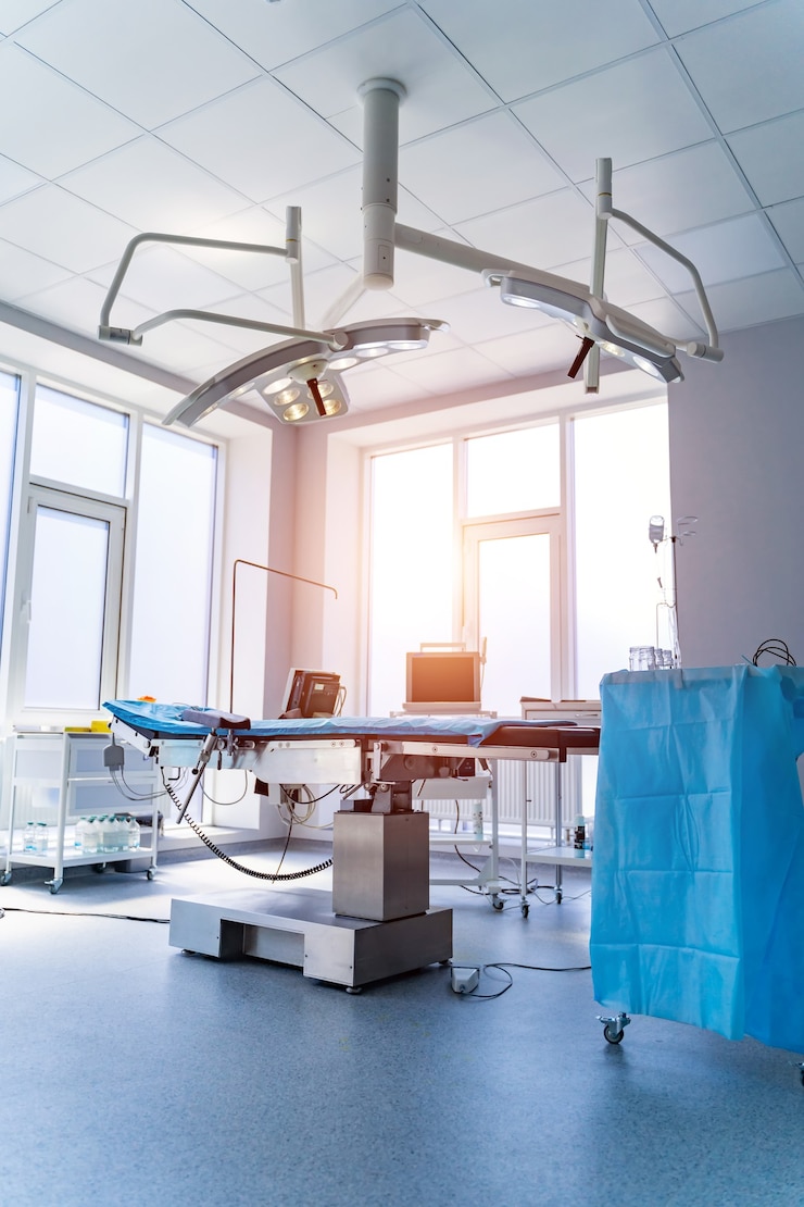 Foto interior da clínica com mesa de cirurgia, lâmpadas e dispositivos ultramodernos, tecnologia, interior de alta tecnologia, conceito de medicina