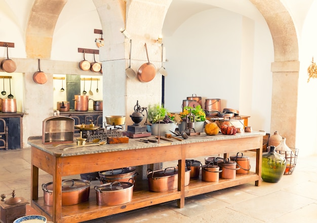 Interior da cozinha com utensílios de cozinha antigos