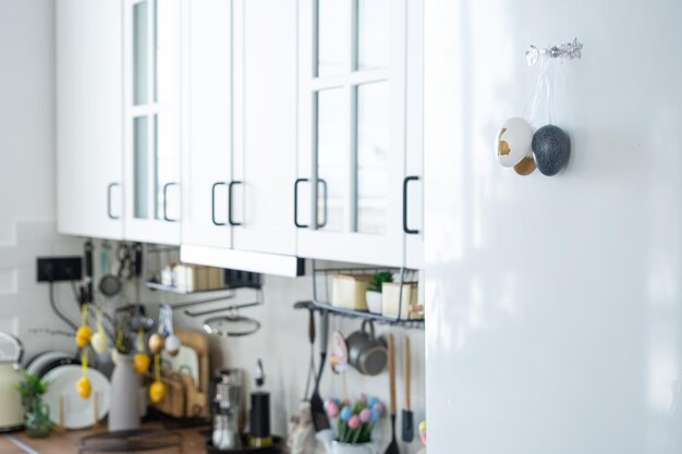 Interior da cozinha e detalhes da decoração dos utensílios com decoração de páscoa de ovos coloridos em estilo loft interior festivo de uma casa de campo