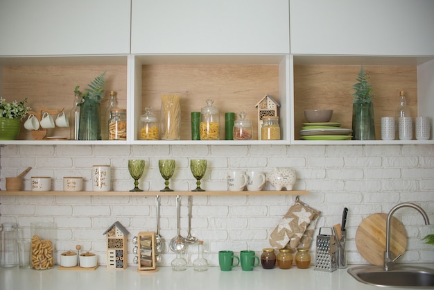 Interior da cozinha lindos móveis e utensílios de cozinha