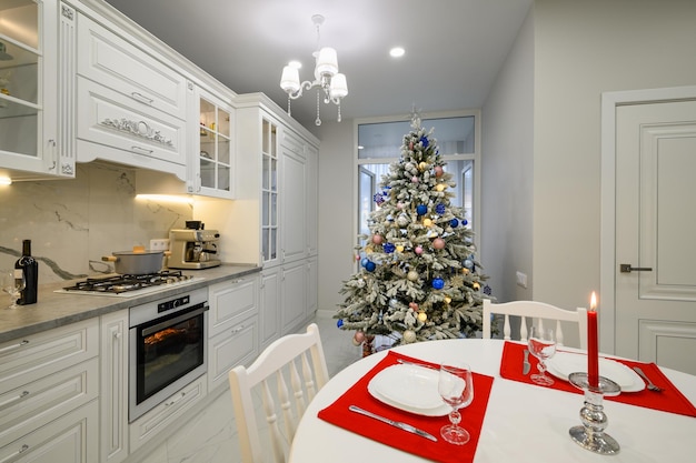 Interior da cozinha moderna brilhante decorada para o natal