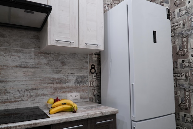 Foto interior da cozinha moderna com geladeira geladeira no interior da cozinha