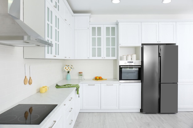 Interior da cozinha moderna com móveis brancos elegantes