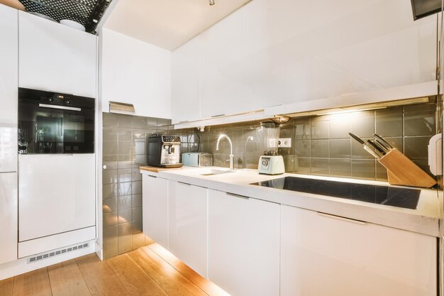 Interior da cozinha moderna com móveis brancos