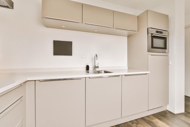 Interior da cozinha moderna com móveis brancos