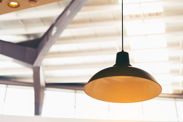 Interior da cozinha ou restaurante com grande lâmpada preta em estilo light.loft dourado