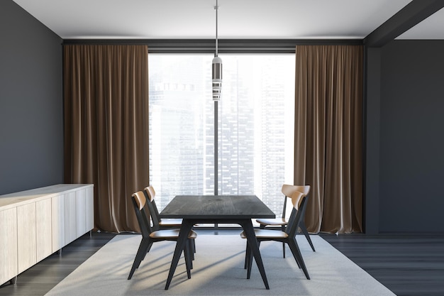 Interior da elegante sala de jantar com paredes cinza, piso de madeira preto, grande janela com cortinas, longa mesa de madeira preta com cadeiras e armário de madeira. renderização 3D