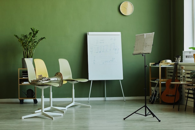 Interior da espaçosa sala ou sala de aula para aulas de aprendizagem de instrumentos musicais para crianças