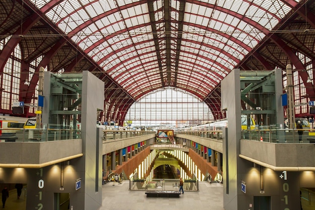 Interior da estação ferroviária central de Antuérpia, Bélgica