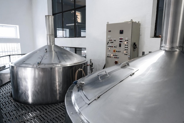 Interior da fábrica de cervejaria moderna com tanques dentro