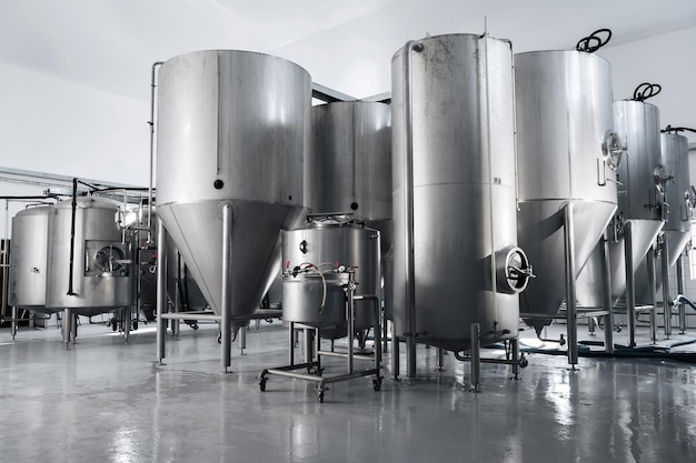 Interior da fábrica de cervejaria moderna com tanques dentro