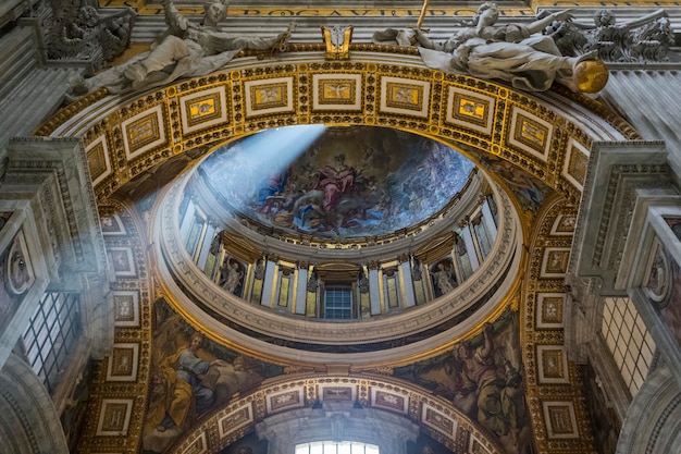 Foto interior da igreja da basílica de são pedro