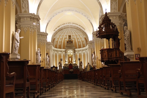 Interior da igreja na Plaza de Armas de Arequipa