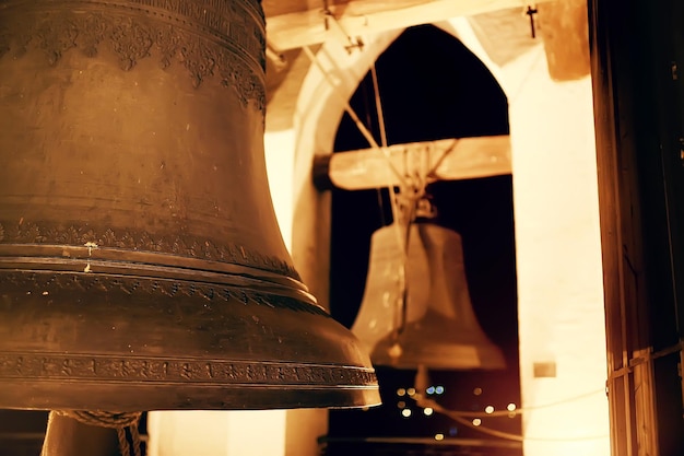 interior da igreja noite / visão noturna dentro da catedral, noite festiva na igreja