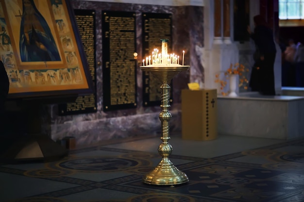 interior da igreja noite / visão noturna dentro da catedral, noite festiva na igreja