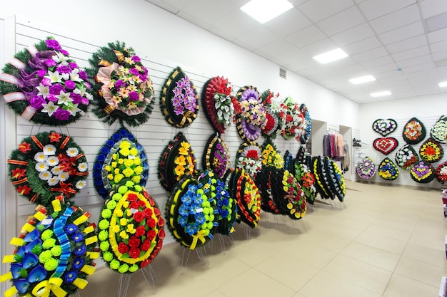 Interior da loja com acessórios funerários