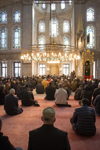 Foto interior da mesquita de tempo e estilo otomano com pessoas em istambul