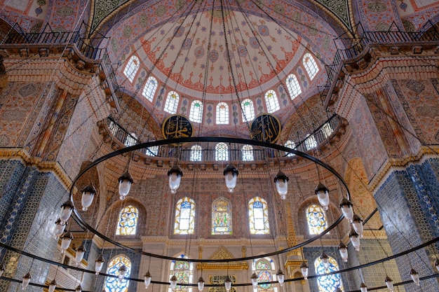 interior da nova mesquita em istambul