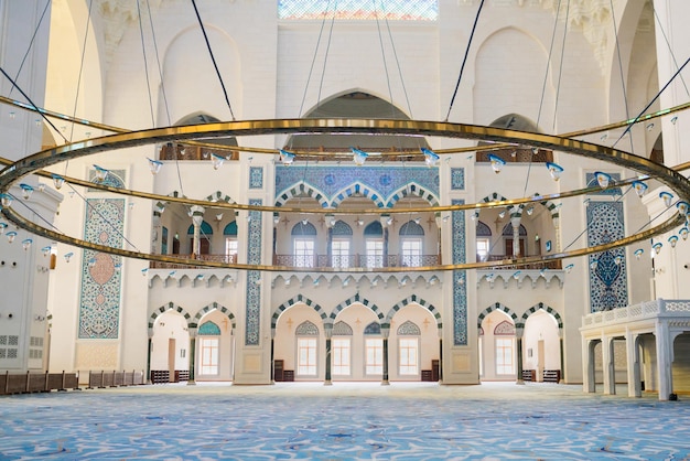 Interior da nova mesquita grand camlica em uskudar isnanbul