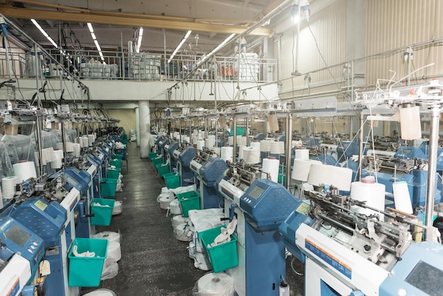 Interior da oficina têxtil de loja de fábrica de vestuário com conceito de indústria de máquinas de costura