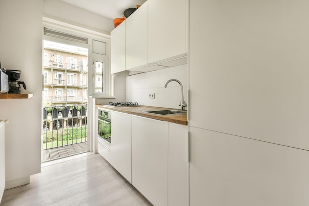 Interior da pequena cozinha em apartamento moderno