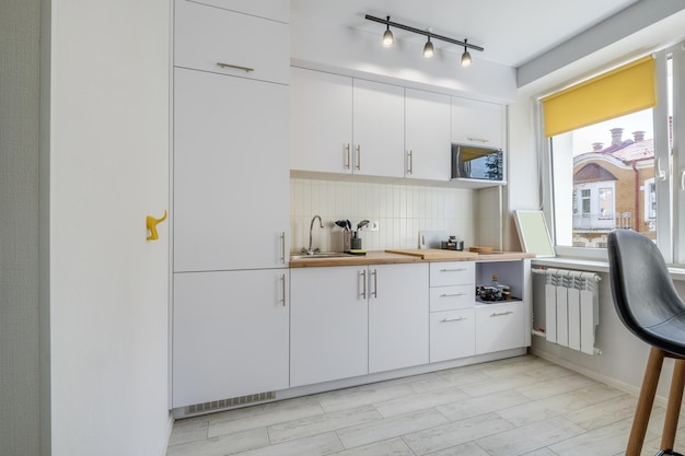 Interior da pequena cozinha equipada em estúdios em estilo minimalista