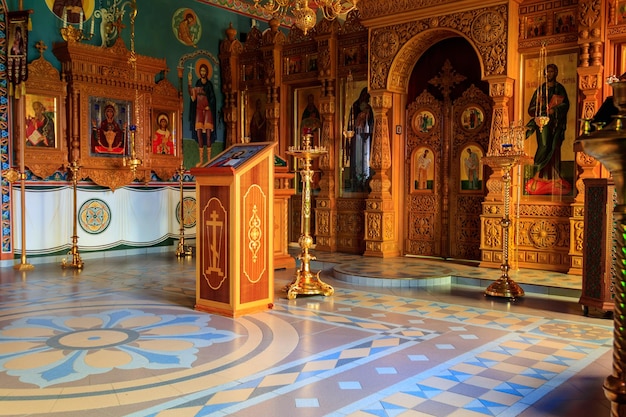 Interior da pequena igreja ortodoxa
