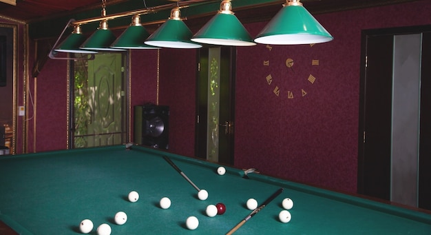 Interior da sala de bilhar. Mesa verde para o jogo