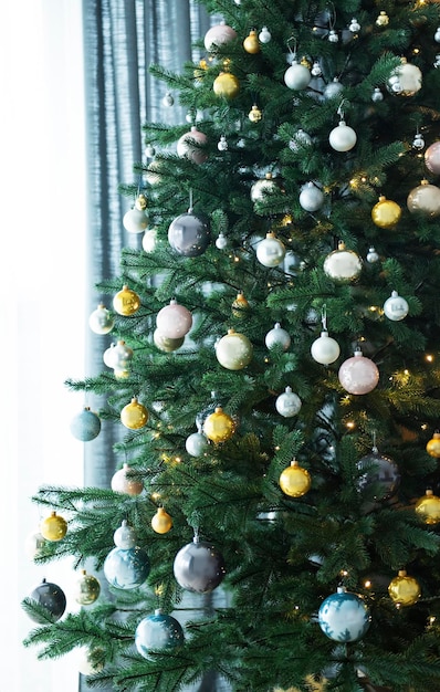 Interior da sala de estar com árvore e decorações de Natal.